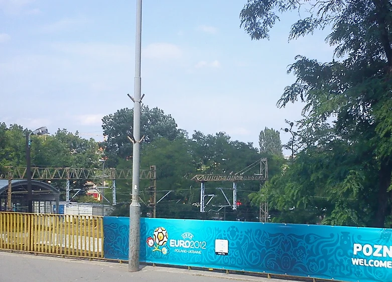训练后青少年球员补水与加餐的场边画面（训练前后的时间窗口很实用）